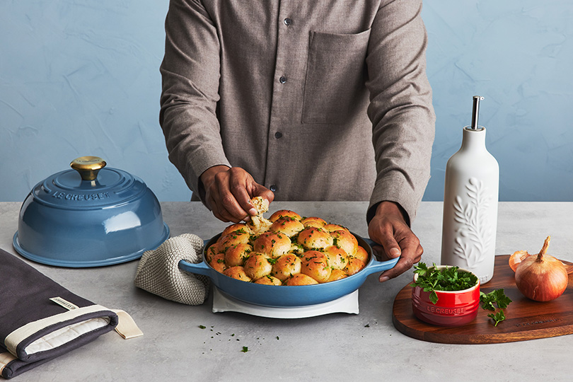 Brioché à l'ail, aux oignons et aux herbes (monkey bread)